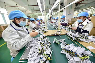 貴州丹寨 扶貧工廠助力搬遷群眾穩(wěn)定就業(yè)，電子產品訂單興旺